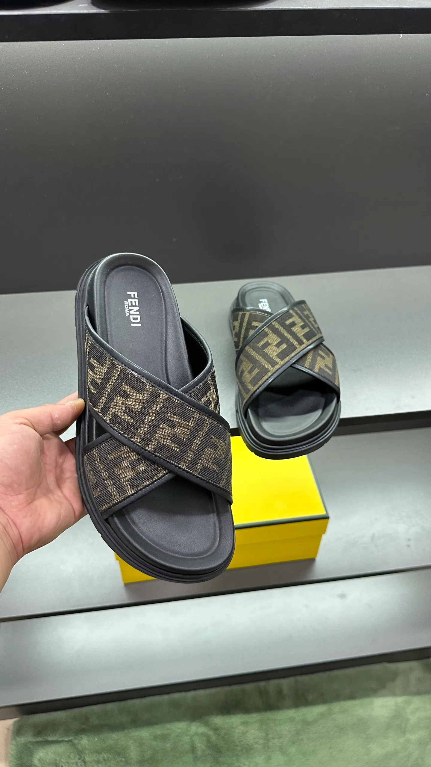 P300 [Fendi Slippers] High-end men's shoes brand, official website 1:1 latest masterpiece: original mold customization, fabrics made of imported original materials, upgraded outsole, lighter and non-slip. The market's top quality, simple yet tasteful, a must-have for fashionistas, fashionable at your feet, full of confidence, the same style at the counter 👍The season of summer slippers is here. Code: 38-45, 46 order